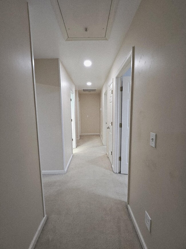 Building Photo - 208 E Bend Ct