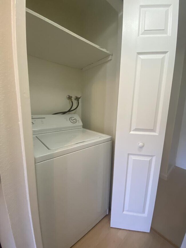 Building Photo - 2 bedroom in San Rafael CA 94901