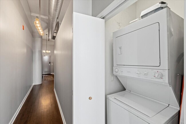 Building Photo - 1224 W Van Buren St