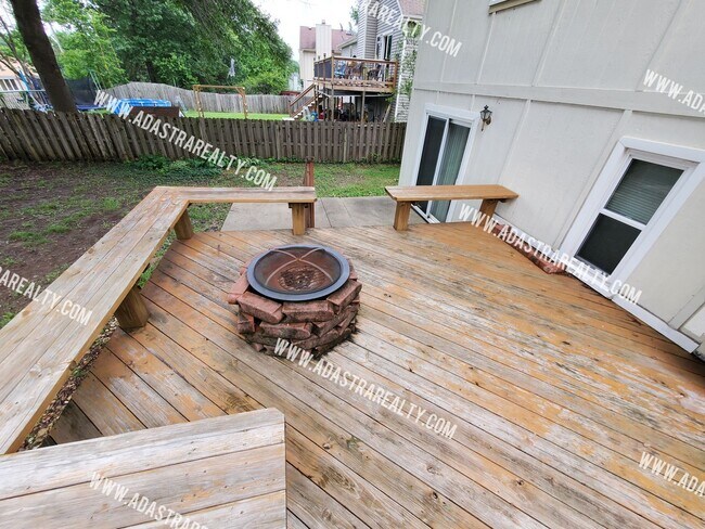 Building Photo - Gorgeous Shawnee Mission NW Home-Coming SO...