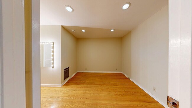 Building Photo - 1860 Jackson St