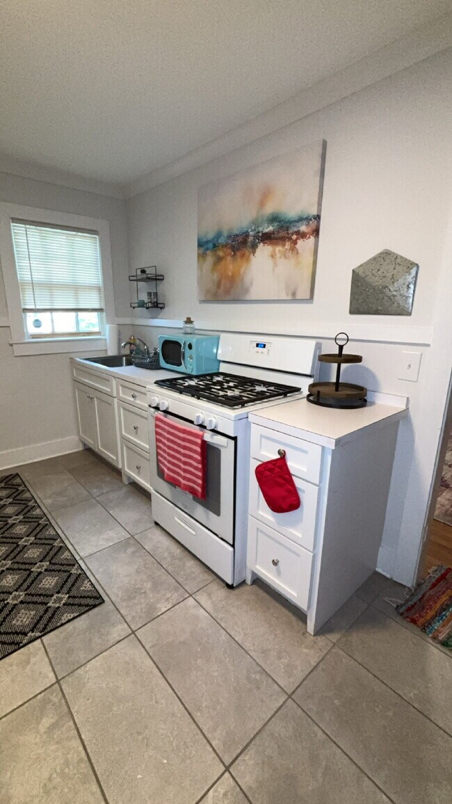 Building Photo - Furnished One Bed in Belhaven