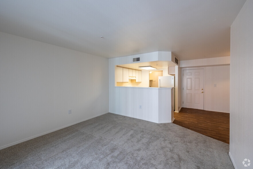 2BR, 1BA - 830SF - Living Room - Woodlands