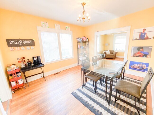 Building Photo - 722 Sunset Dr