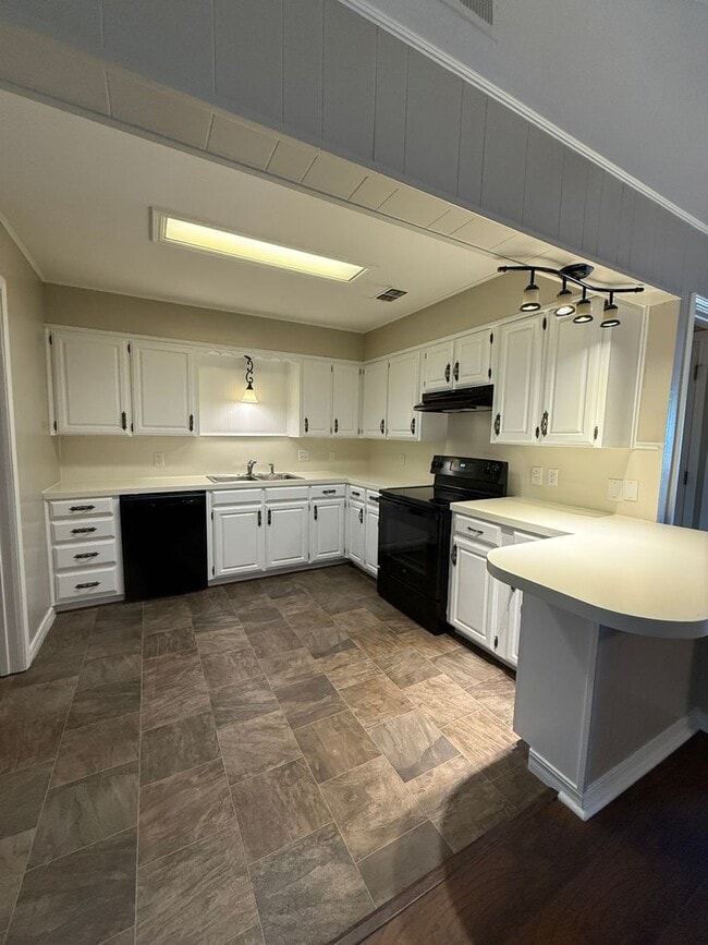Building Photo - 3 Bedroom 2 bath in Faith Village
