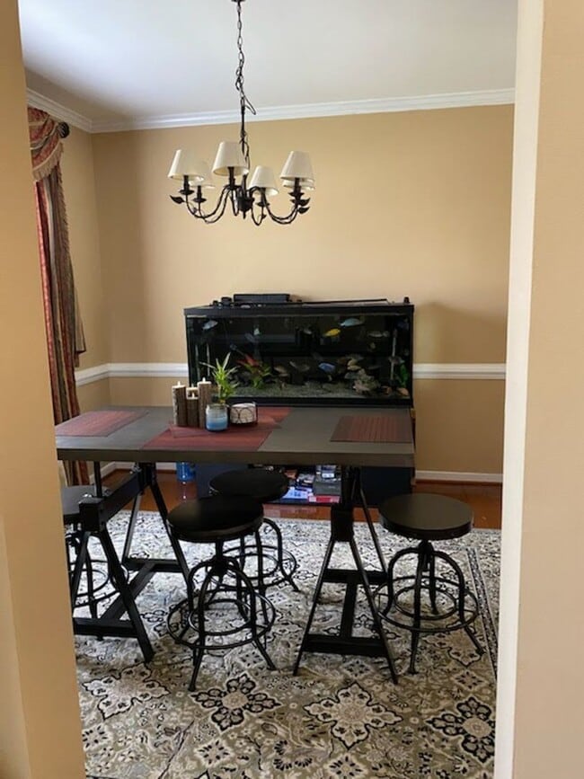 Building Photo - Charming 4-Bedroom 2.5 Bathroom Home locat...