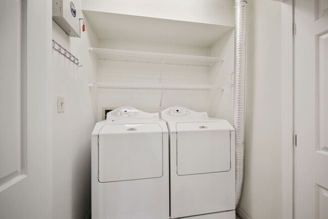 Building Photo - 3 Bedroom 3.5 Bathroom Townhouse// Vienna/...