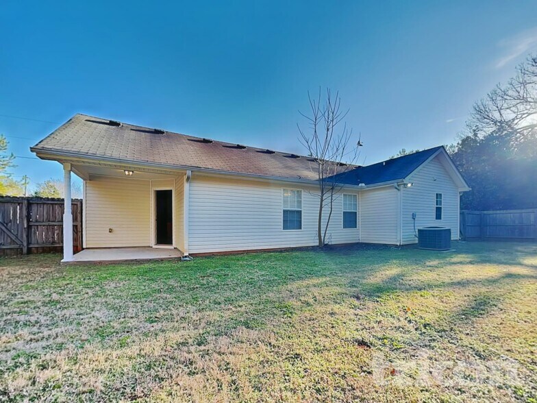 Building Photo - 15 Thrasher Rd