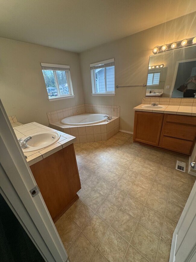 Building Photo - Three Bedroom, 2 Bath Home with New Carpet...