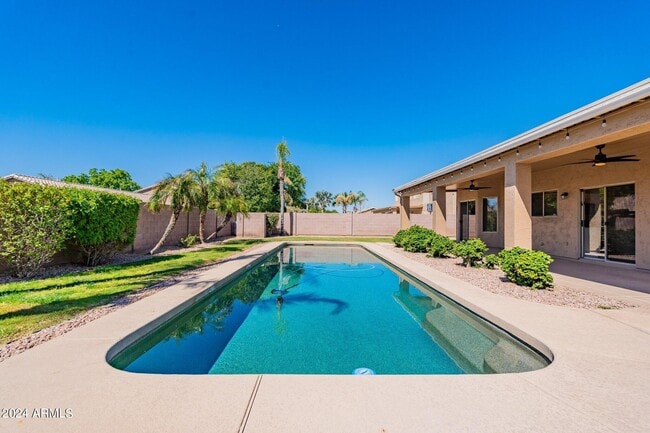 Building Photo - 1245 E San Carlos Way