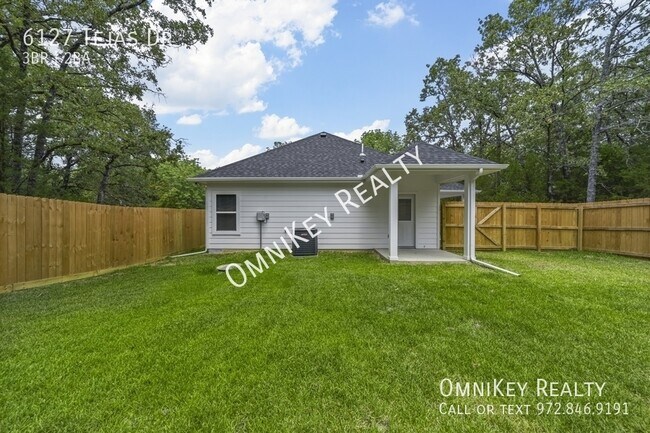 Building Photo - 6127 Tejas Dr