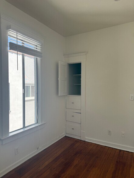 Building Photo - 1114 N Poinsettia Pl