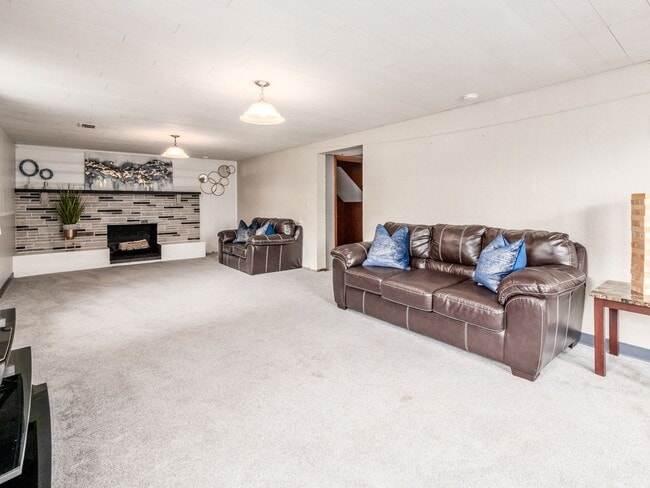 Building Photo - 123 E Alcott Rd