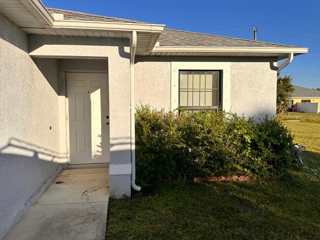 Building Photo - 531 SE 5th Pl