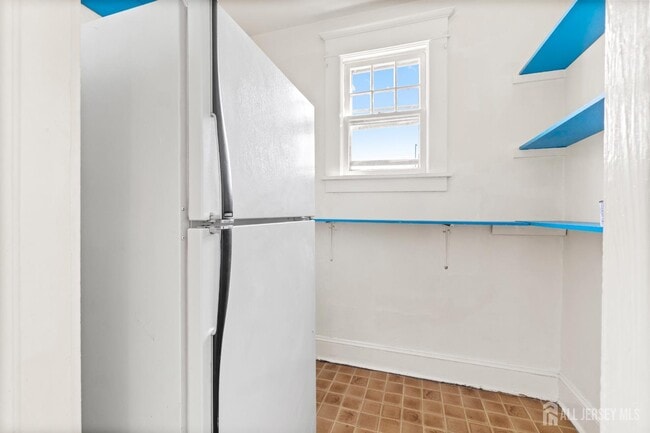 Building Photo - 196 Strawberry Hill Ave