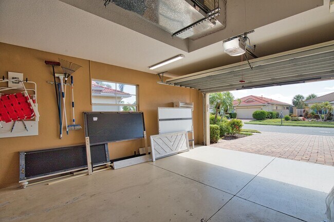 Building Photo - Seasonal Short-Term 2 Bed 2 Bath Single Family Home located in Venetian Golf and River Club!