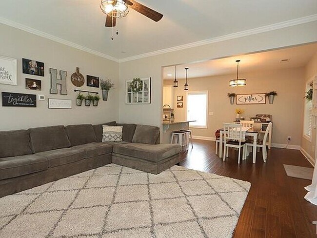 Building Photo - Great home in desirable neighborhood! Washer/Dryer Included!