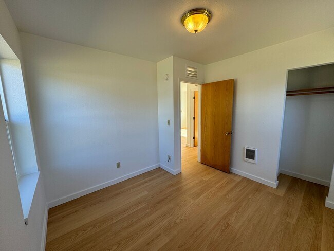 Building Photo - Adorable two bedroom cottage in Newport!