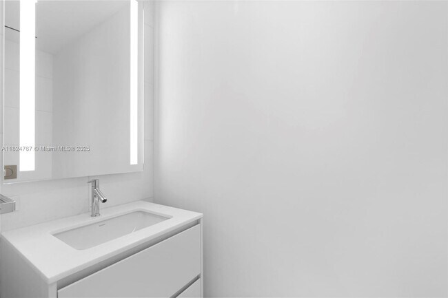 Building Photo - 300 Biscayne Blvd Way