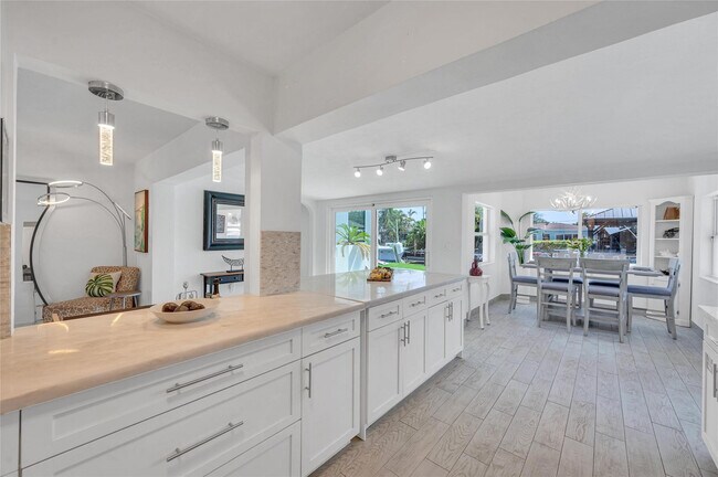 Building Photo - 1300 Mango Isle