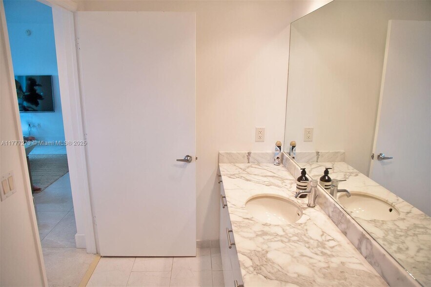 Building Photo - 951 Brickell Ave