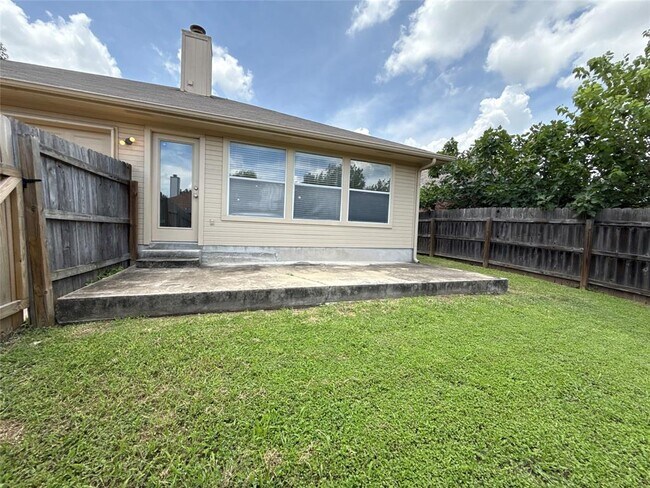 Building Photo - 17129 Bishopsgate Dr