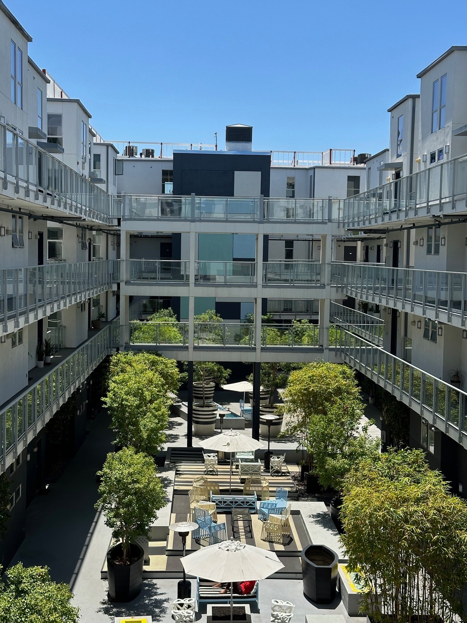 courtyard - 4215 Glencoe Ave