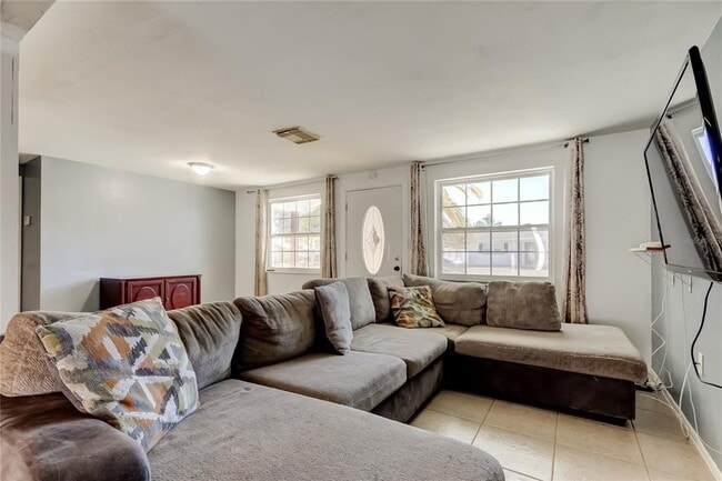 Building Photo - 3041 Huntington Rd