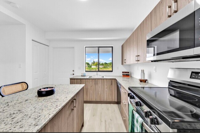 Building Photo - Northeast 160th Street, Miami, FL 33162 - 2 BR 2.5 BA townhouse