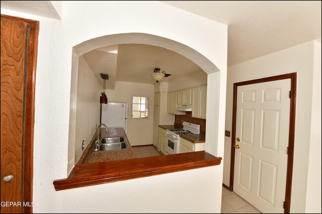 Building Photo - 2629 Lake Victoria Dr