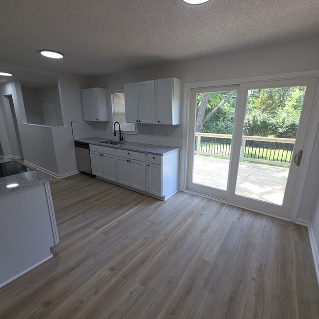 Building Photo - Spacious 3 bedrooms and 2 baths ranch home located on SE Browning St in Lee's Summit, MO