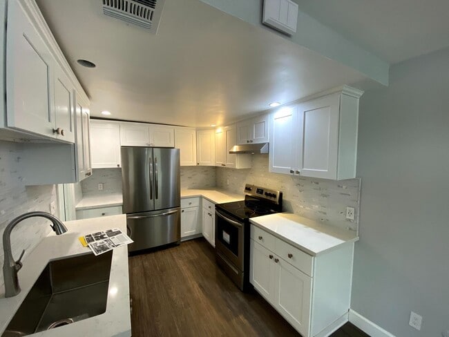 Building Photo - Coming Soon: Stylish 2-Bed Apartment with ...