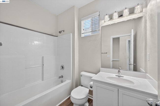 Building Photo - 244 Balsam St