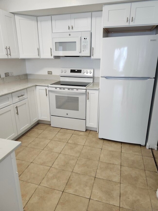 Building Photo - 802 Villa Cir