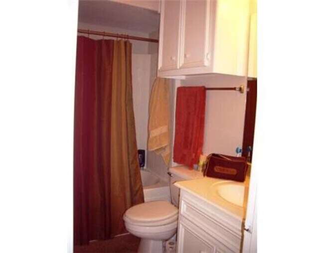 Building Photo - Spacious 3/2 duplex in great location