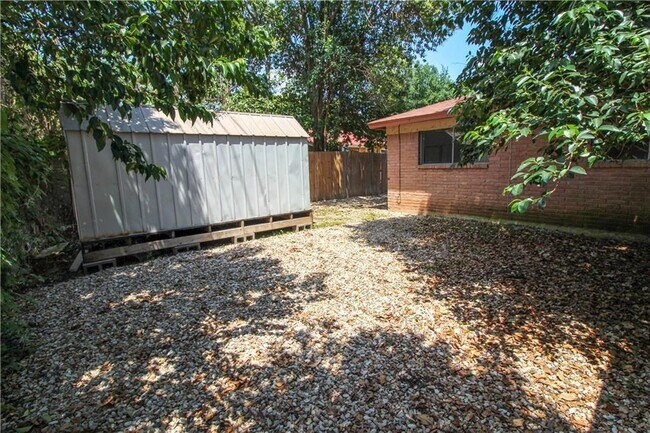 Building Photo - 9906 Randall Dr