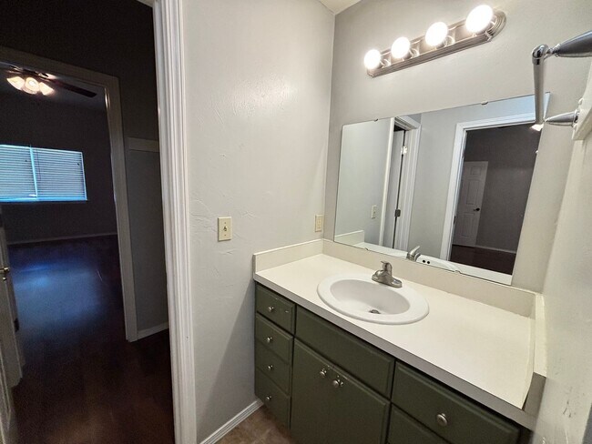 Building Photo - 2 bedroom 1 bathroom house in Downtown Edmond with central heat and air and washer/dryer hookup
