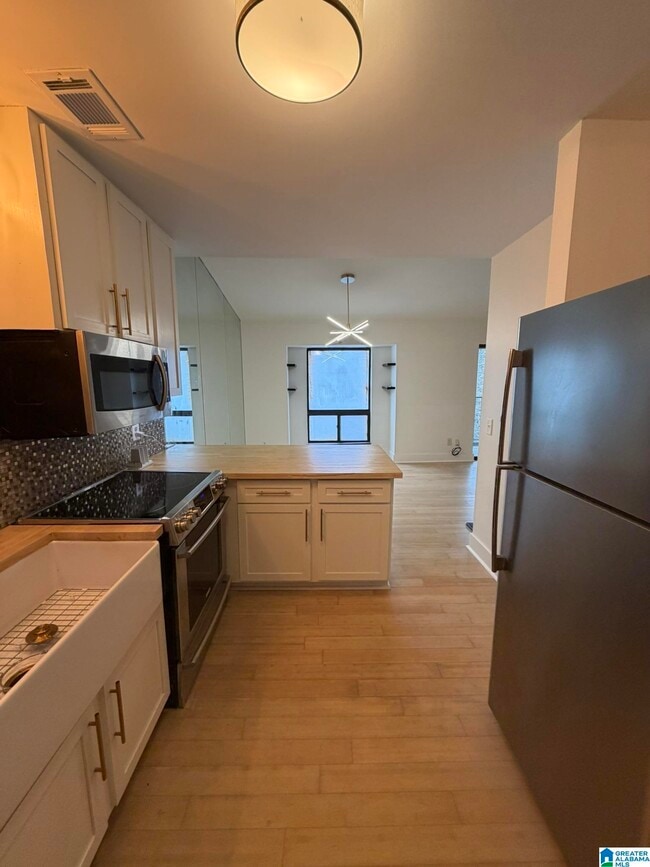 Building Photo - 118 W Green