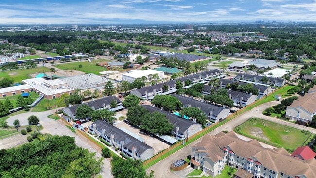 Building Photo - 10757 Braes Bend Dr
