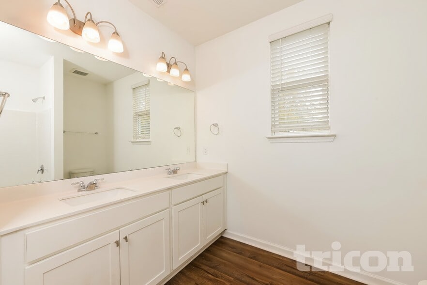 Building Photo - 117 Everett Sq