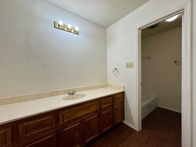 Building Photo - Townhome