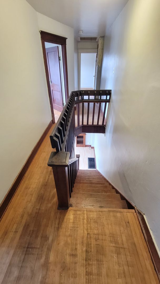 Building Photo - 2 bedroom/1 Bath duplex with large yard