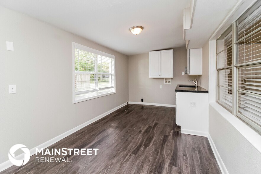 Building Photo - 2141 Ridge Dr