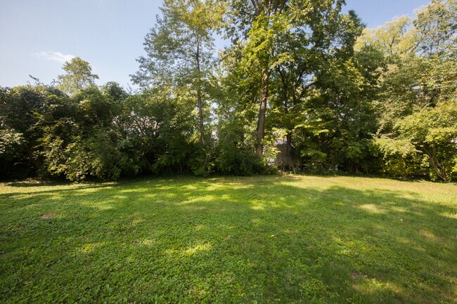 Building Photo - 812 Floral Ave