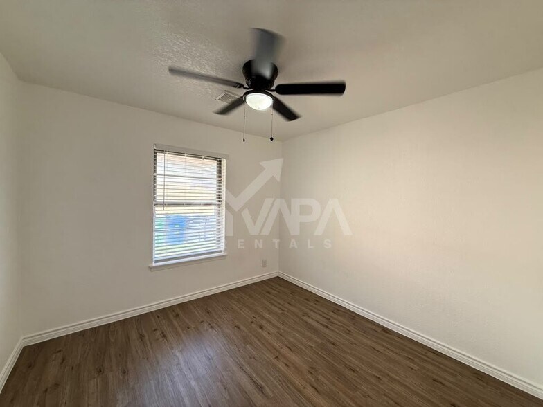 Building Photo - 4907 Stoneleigh Dr