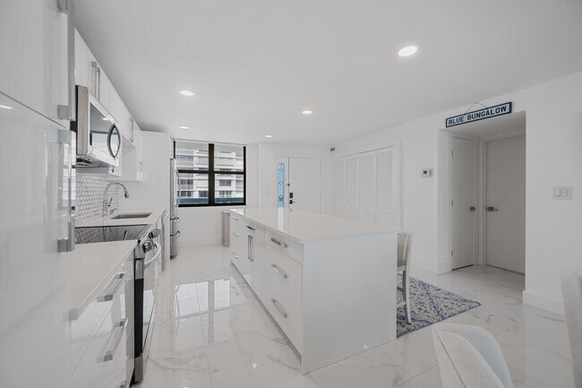 Building Photo - 900 Ocean Dr