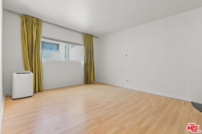 Building Photo - 8550 Holloway Dr