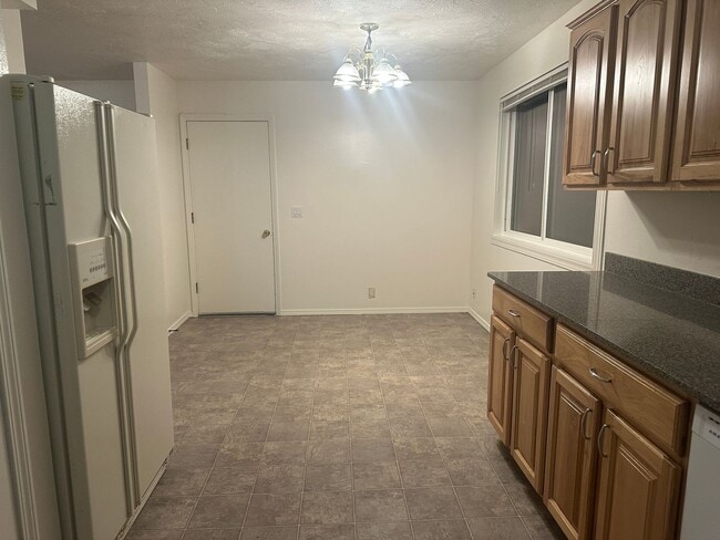 Building Photo - Spacious and recently updated, this 6-bedroom, 3-bathroom home in Ammon