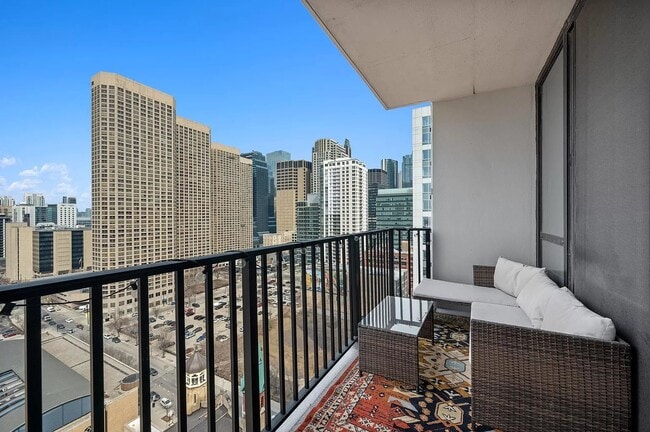 Building Photo - 210 S Desplaines St