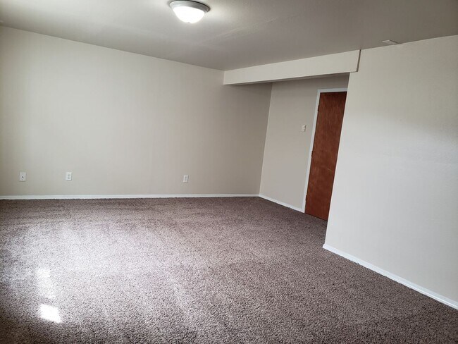 Building Photo - Wonderful Updated 3 bedroom 2 Bath 3 level Duplex in Post Falls.